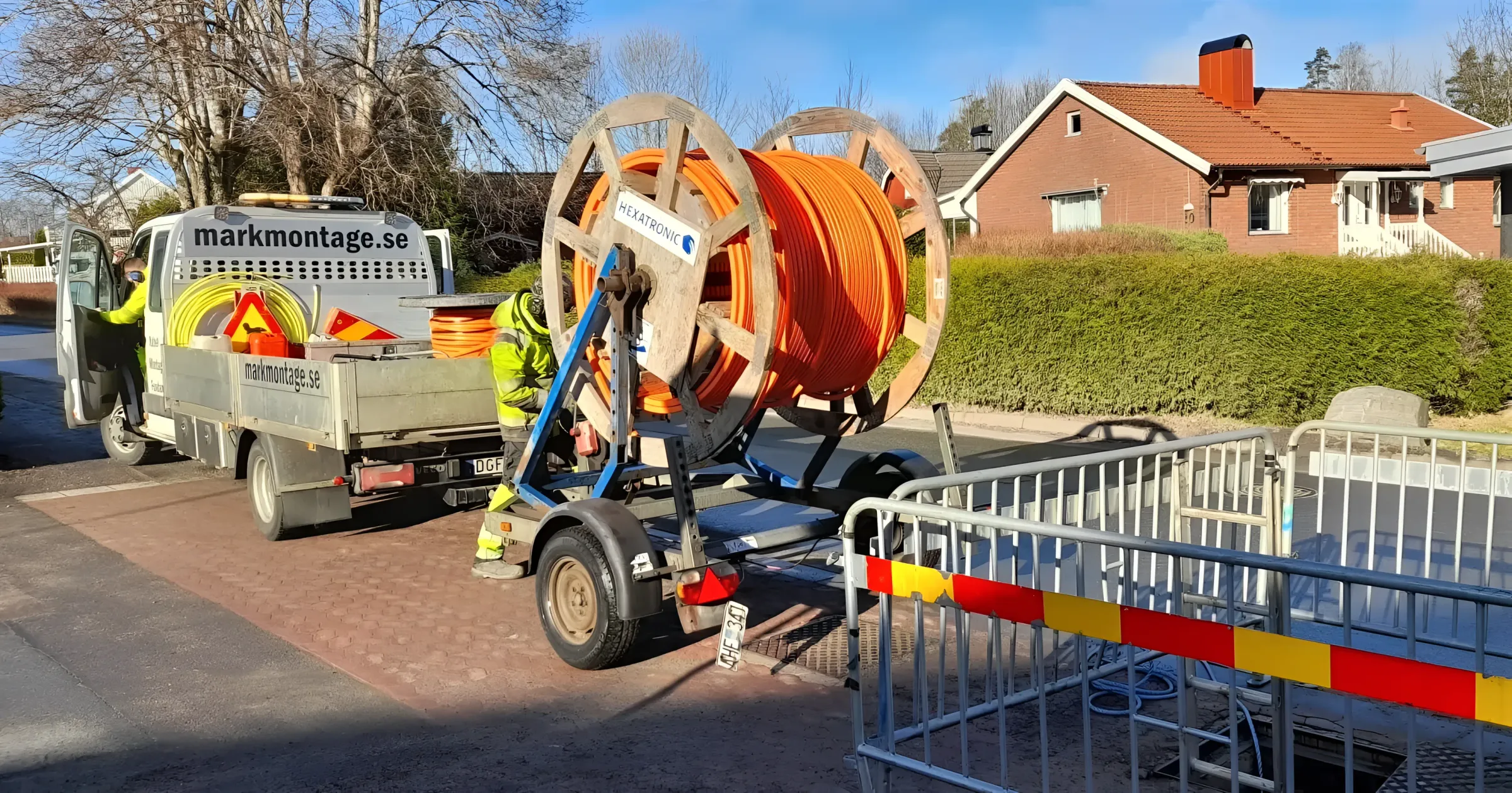 Släp med kabeltrumma vid en avspärrad arbetsplats