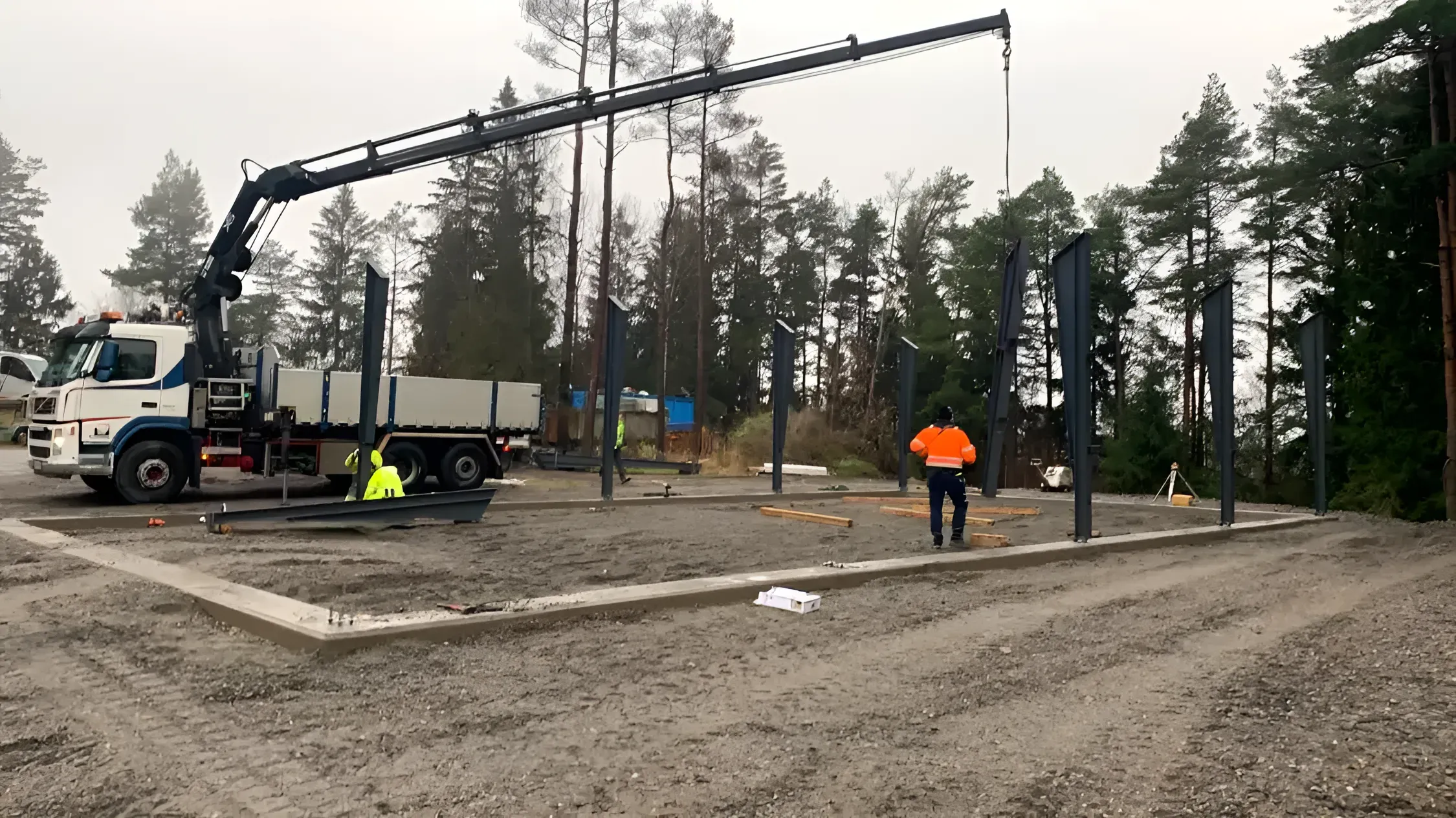 Kranbil och medarbetare vid ett vägarbete