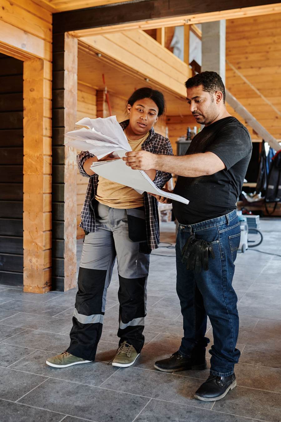 Byggteam som tittar på en ritning